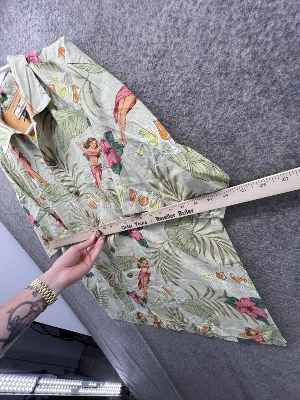 Tommy Bahama Shirt Men Medium Green Silk Hawaiian Pin Up Tropical Camp Print